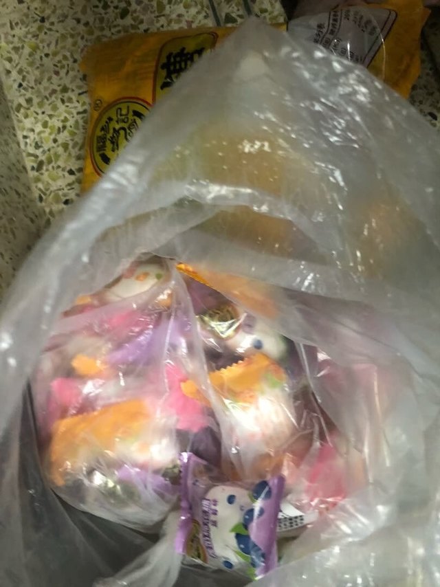 
散装的，很大的一包，口味丰富。试吃了两