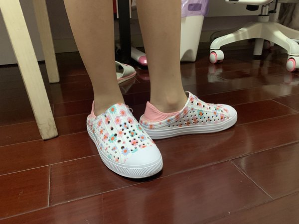 女儿33脚，穿的有点大，但后面是松紧带，