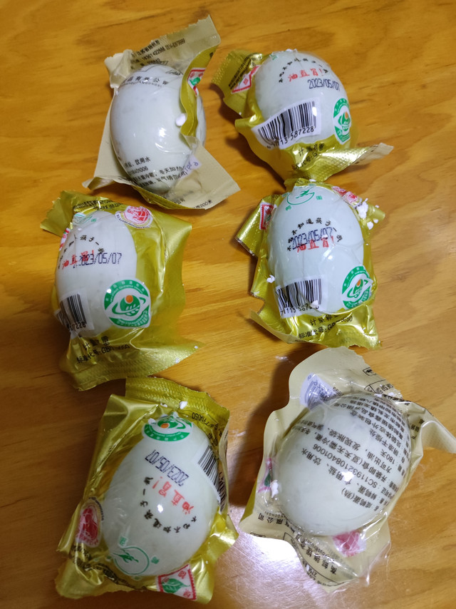 下单后1天就收到货了，咸鸭蛋个个都完好，