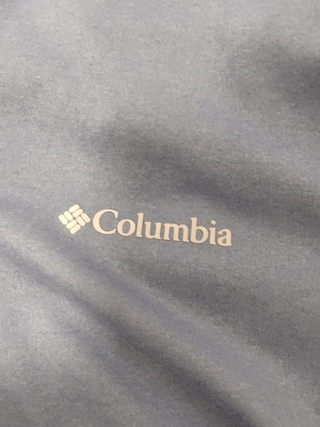 哥伦比亚的这件速干衣非常不错，质地很轻