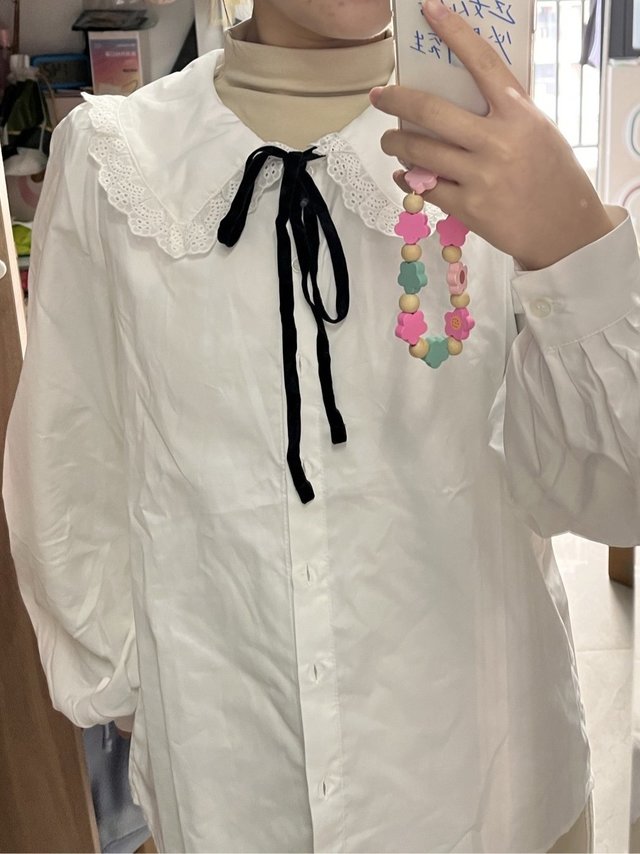 随意试了一下，买来搭百褶裙的，质量很好很