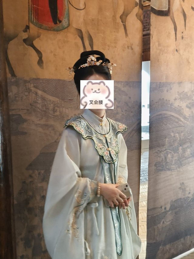 
衣服很好看质量也还行，线条太多了缝的歪