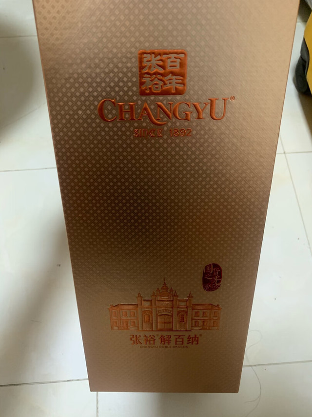 外观精美漂亮。1L大容量，一般的酒柜可