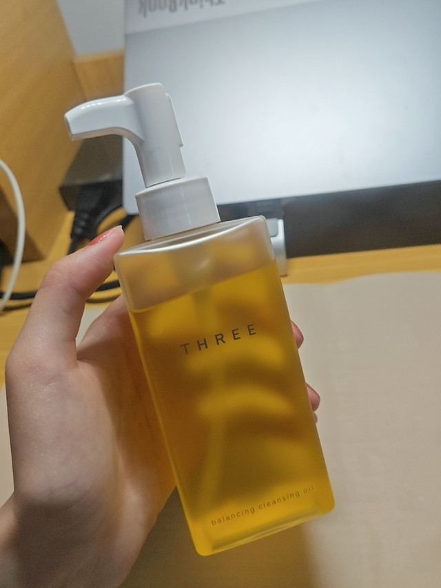 
温和不刺激，卸妆力还不错


