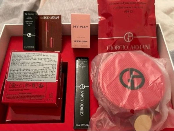 包装很精美，赠品也很喜欢，这个套盒太适合