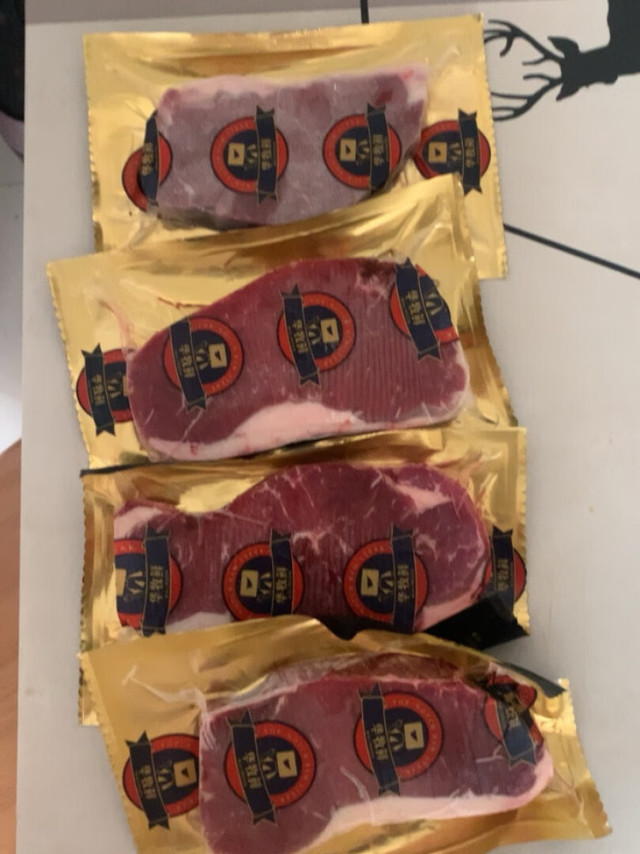 牛排很棒，肉也很厚，赠送了两幅刀叉还有一