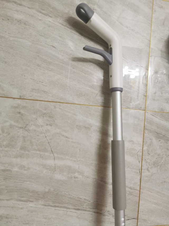 清扫毛发：很好，地板长头发一拖就干净产