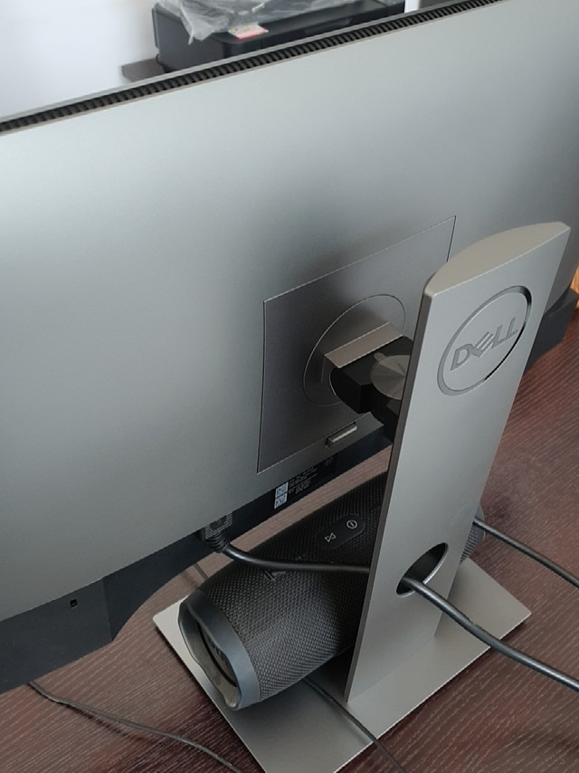 发货很速度，外观漂亮，窄边框，显示器比较