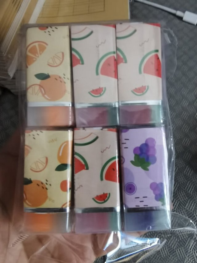 这个橡皮擦做的很精致，水果形状的，小朋友