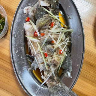 下面是清蒸鲈鱼的做法