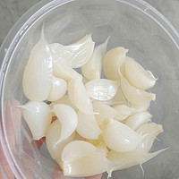 和大家分享一个生活中最常见的中式传统小咸菜～糖醋蒜。