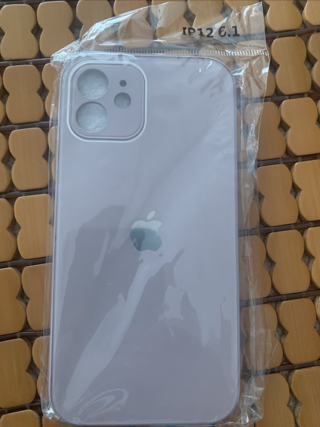  br/> /p> p>苹果12硅胶手机壳,简简单单的一个手机壳,草紫色和iphone