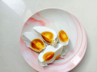 看我家早餐，粽子配馄饨咸鸭蛋，好吃又耐饿