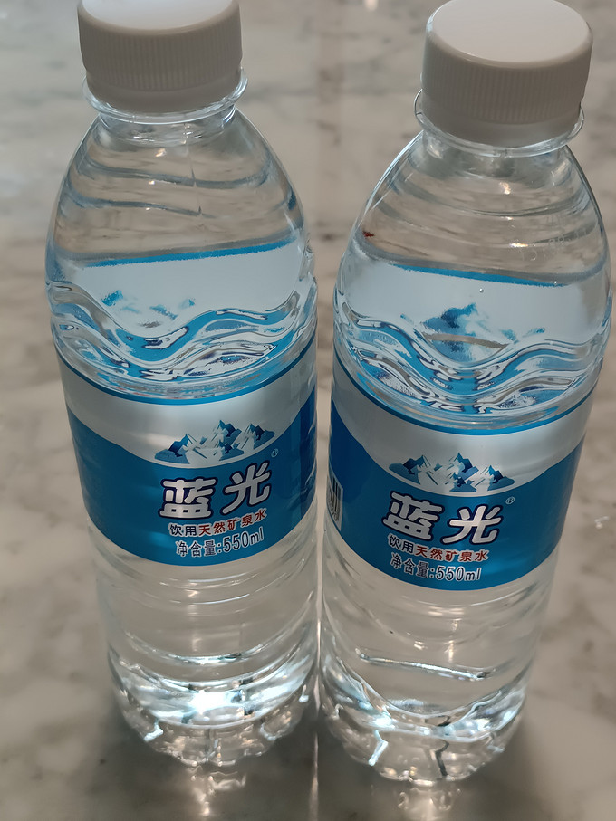 蓝光矿泉水图片