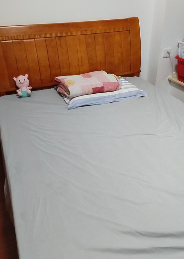 
有点光面的感觉，滑滑的，适合一年四季，