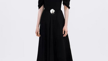 穿搭 篇五十九：肩袖设计非常精致的一条小黑裙