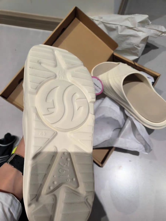 运动拖鞋