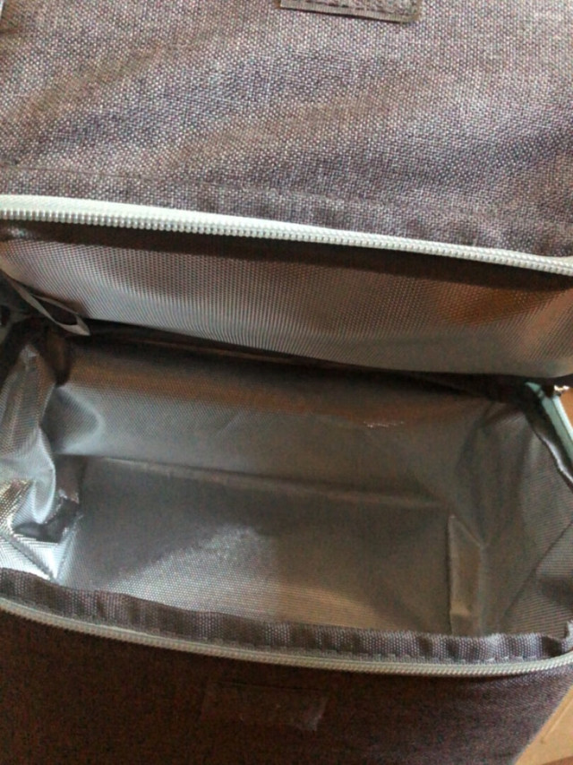 冷藏效果还可以，包包很轻便小巧，是背奶神
