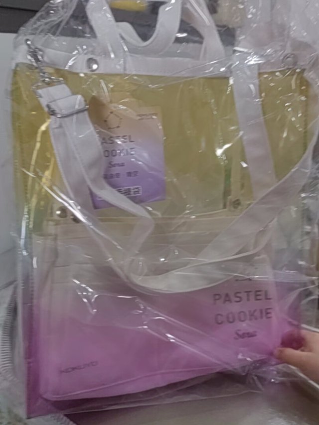 这个包包做工非常的精致，颜色搭配也非常的