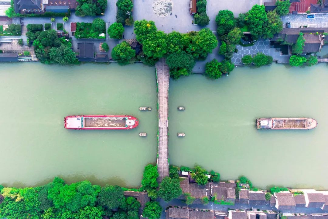 拱宸桥是京杭大运河抵达杭州的终点标志。图为在桥下不断穿梭的货船。©图虫创意