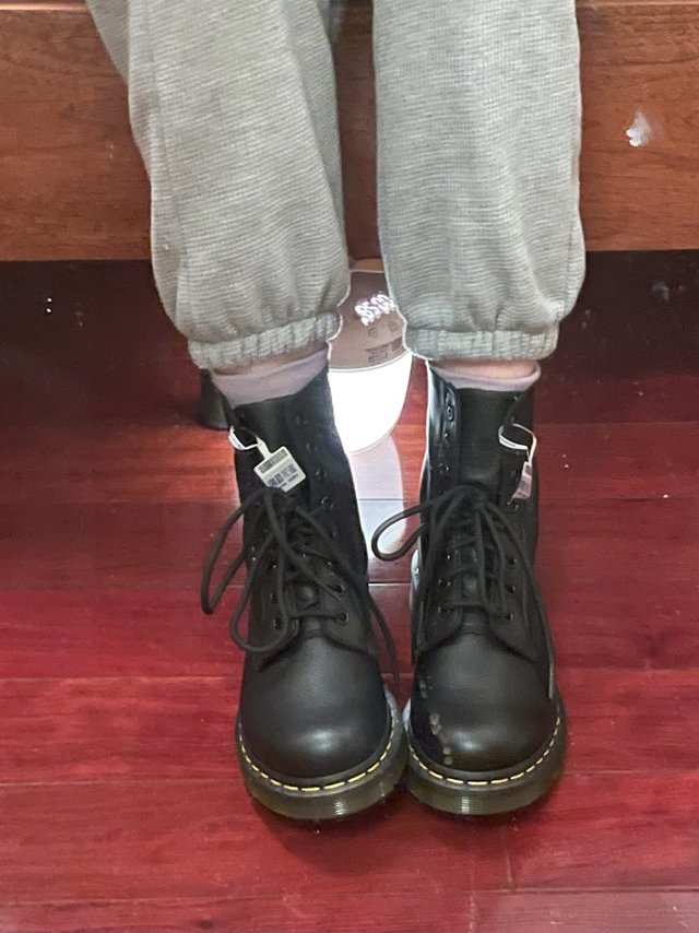 针不戳，软皮非常舒适，鞋底软和，脚腕处贴
