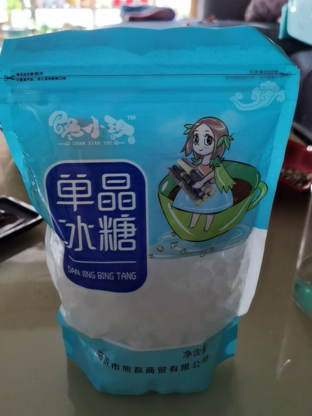 一斤装的密封袋子冰糖，颗粒大小均匀，晶莹