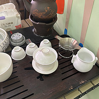 茶具是一种传统的饮品准备工具，它在亚洲文化中有着悠久的历史