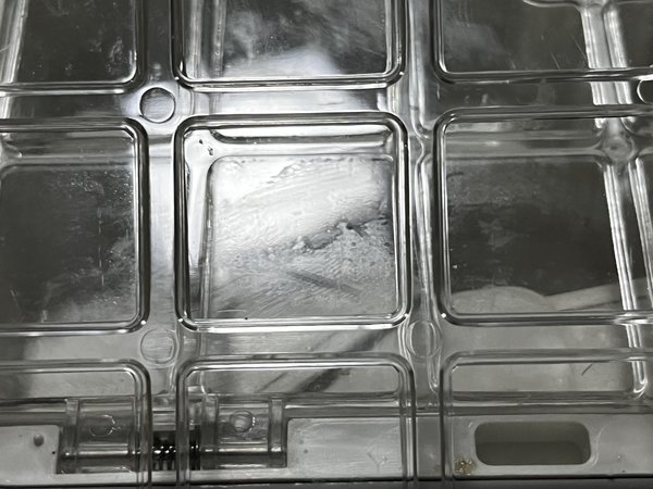 外观有刮痕里面有这个很粘而且带有异味，