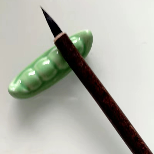 618买了绿色豌豆造型的陶瓷笔架子