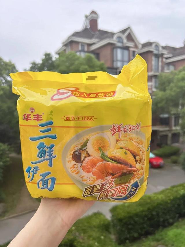 🍜快来尝试华丰三鲜伊面大包装，让你的夜宵时光更加美味诱人！🌙✨这款速食面量贩装，