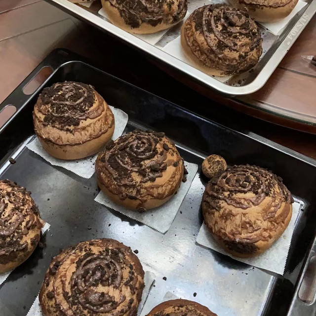 美食日常 巧克力雷神面包新鲜出炉