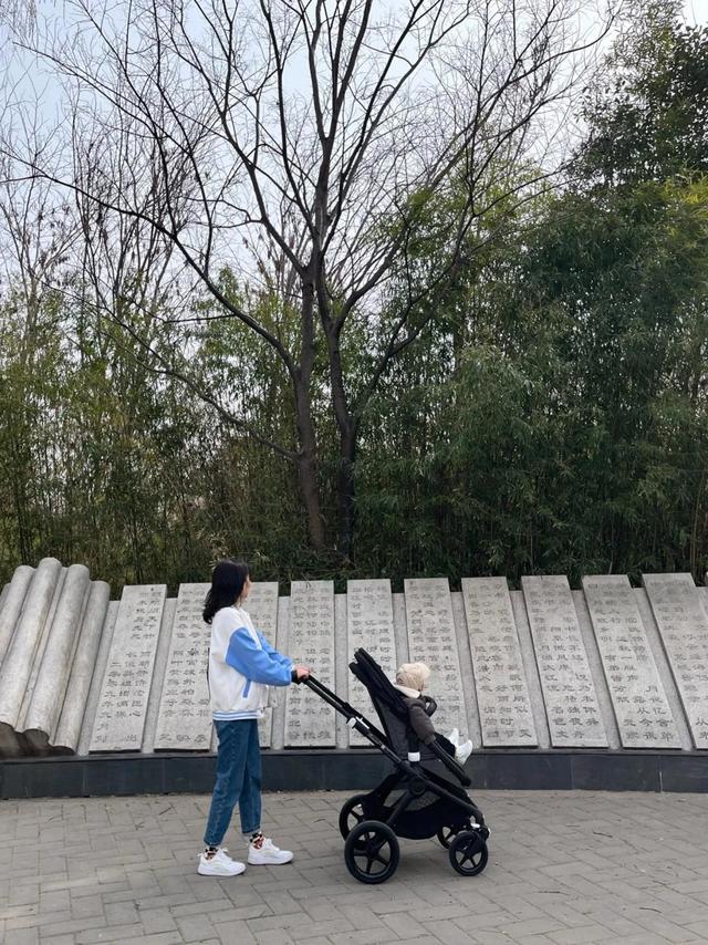 你透过车窗看风景，我推着车子看着你