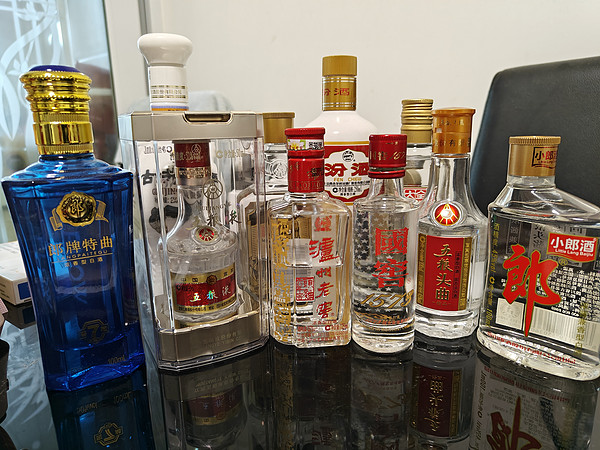 国窖1573、五粮液等小瓶酒品尝