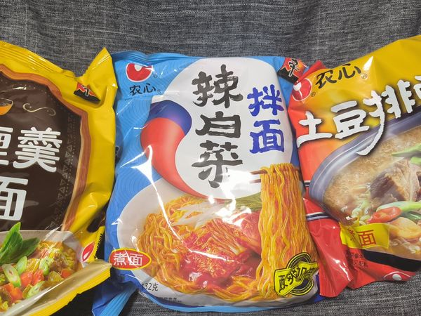 一块五一包的农心泡面!味道不错!