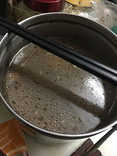 用了吸油纸后，喝肉汤再也不怕喝下多余油脂