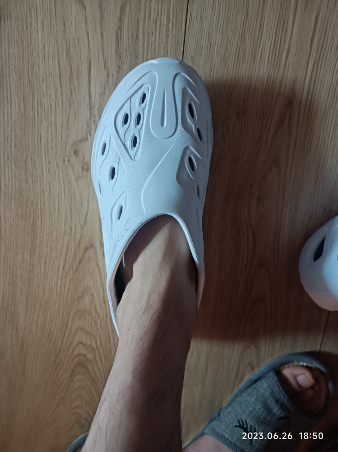 特步运动凉鞋