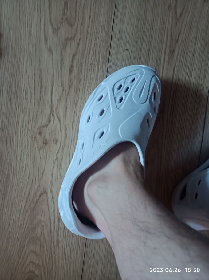 特步运动凉鞋
