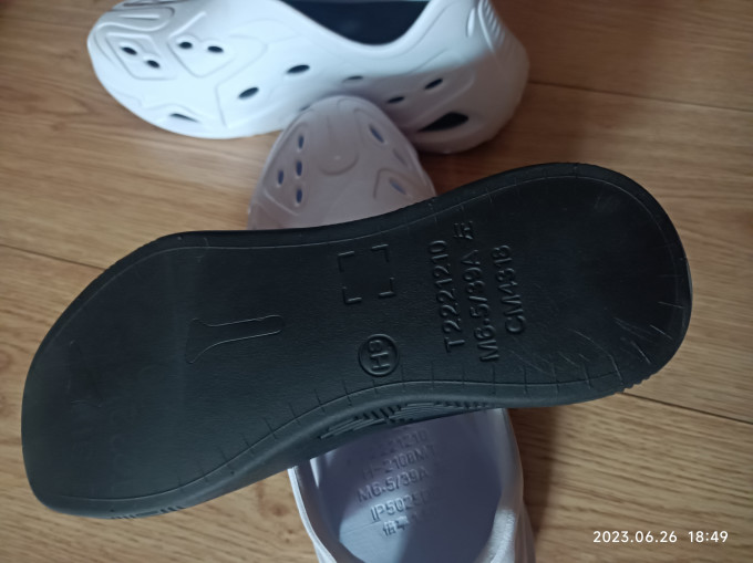 特步运动凉鞋
