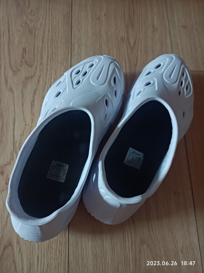 特步运动凉鞋