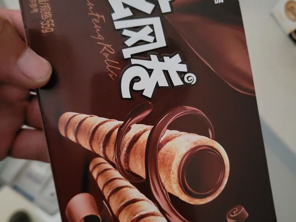 偷偷蹭孩子的零食吃