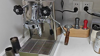 入咖啡坑一年,主要做意式咖啡,升级了小一万的设备,来讲一点基础的知识