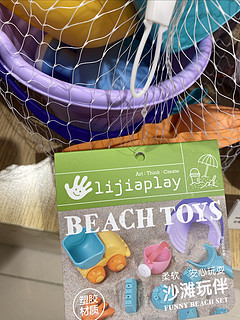 夏天玩水玩沙，沙滩玩具挖呀挖！