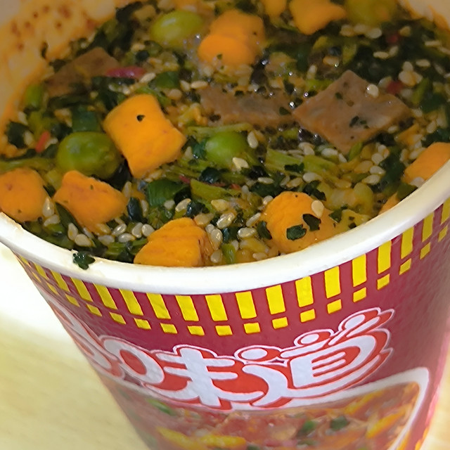 香辣牛肉泡面，让你一饱口福！