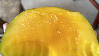 芒果是一种美味的水果，它的外观鲜艳橙黄