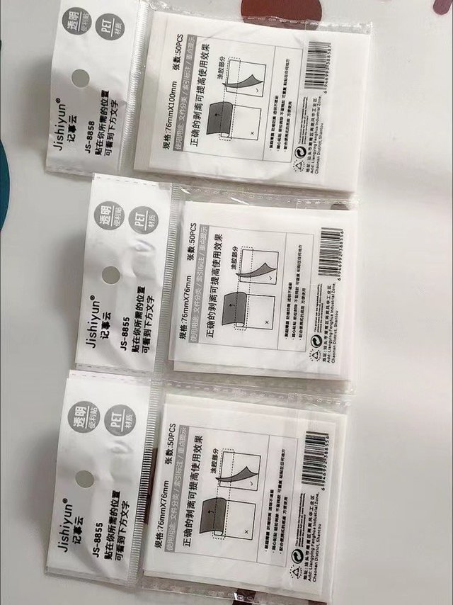 工位常被透明便利贴