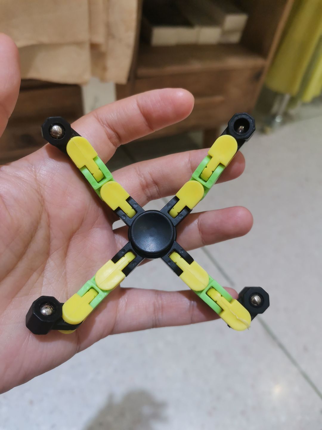 指尖陀螺可变形机器人