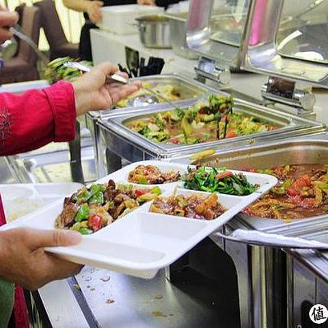 新疆又一家医院食堂火了，荤素搭配任意吃，蹭饭人超过患者