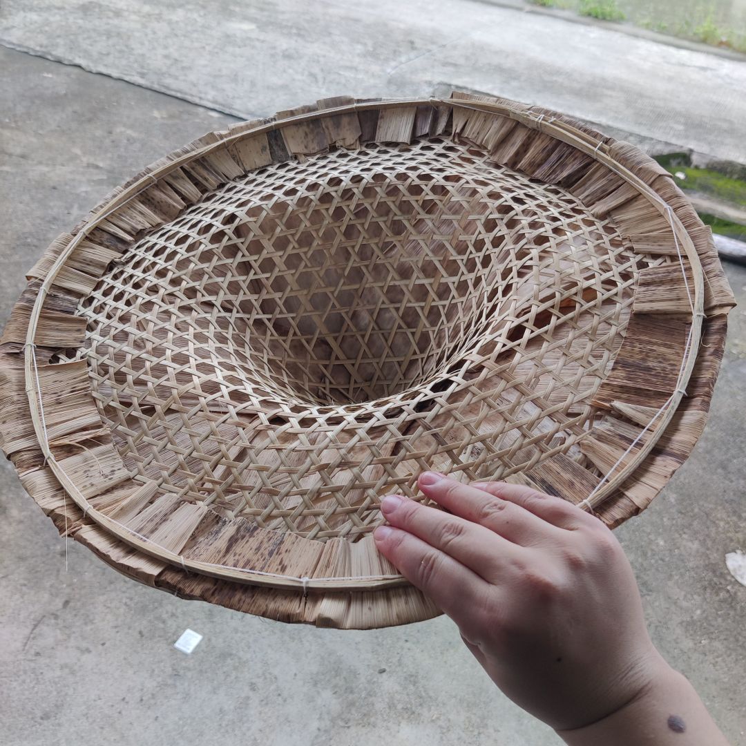 这一款帽子用竹叶绑成的非常的轻,而且又防晒又防雨,戴在头上也不