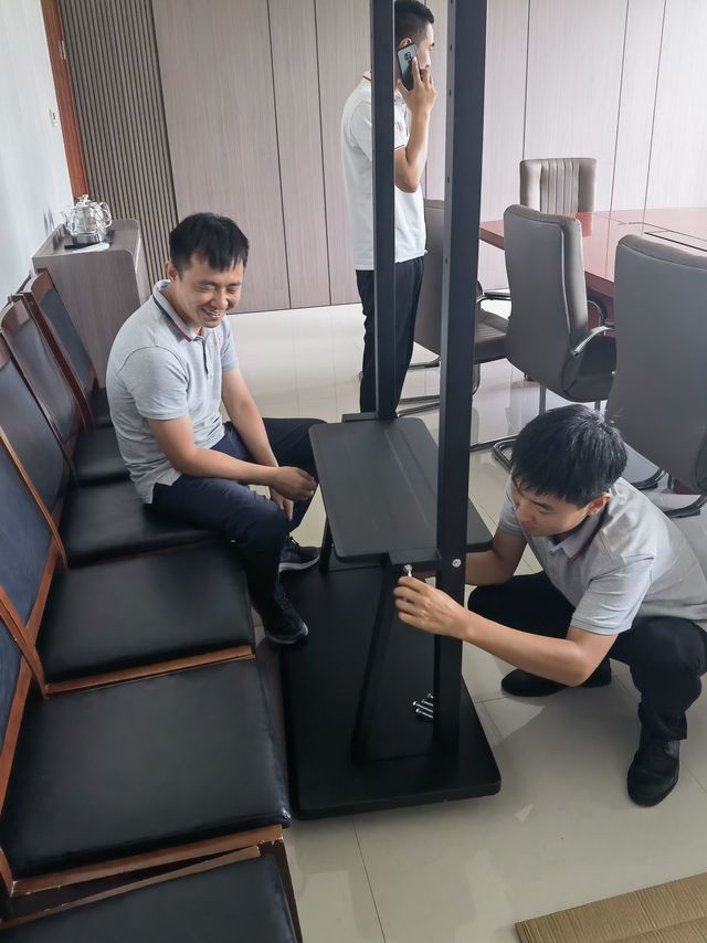 一款适合办公的电视挂架