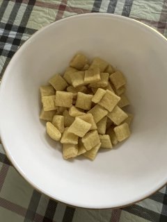 周末的晚饭，一杯酒，一包锅巴！